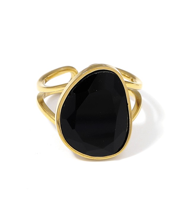 Anillo dorado con piedra en forma orgánica