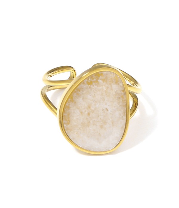 Anillo dorado con piedra en forma orgánica