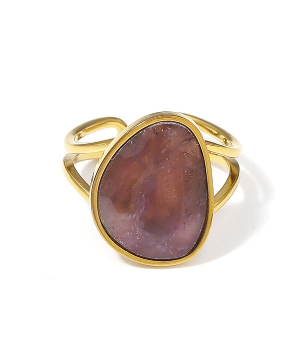 Anillo dorado con piedra en forma orgánica
