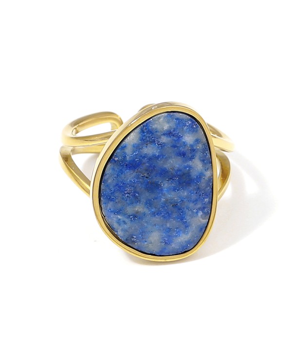 Anillo dorado con piedra en forma orgánica