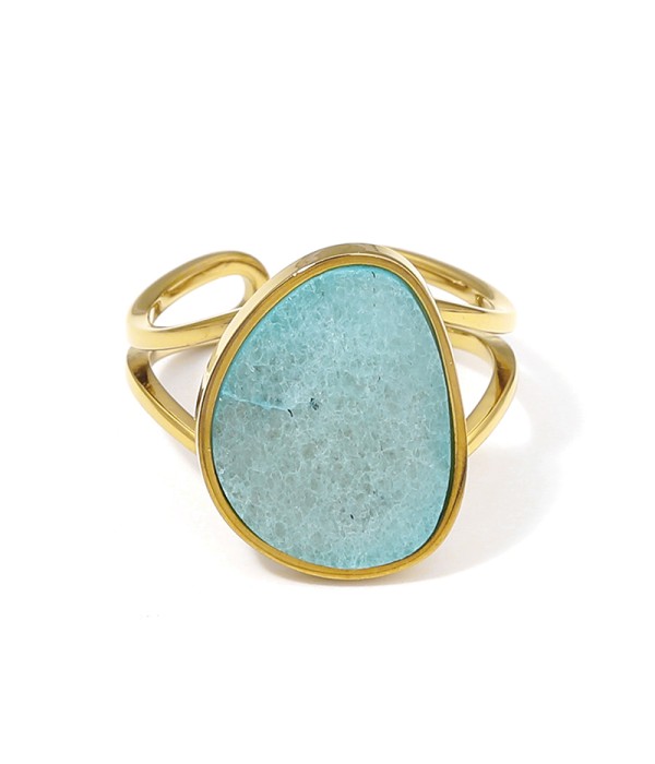 Anillo dorado con piedra en forma orgánica