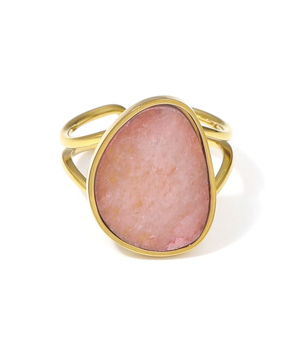 Anillo dorado con piedra en forma orgánica