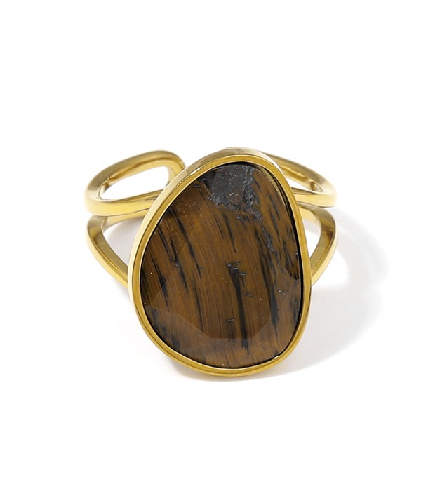 Anillo dorado con piedra en forma orgánica