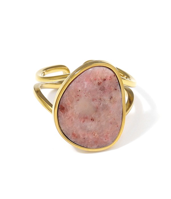 Anillo dorado con piedra en forma orgánica