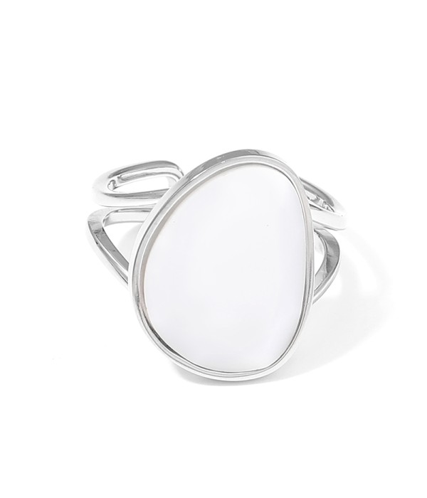 Anillo plateado con piedra en forma orgánica