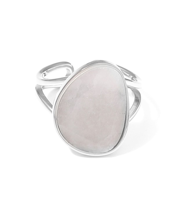 Anillo plateado con piedra en forma orgánica