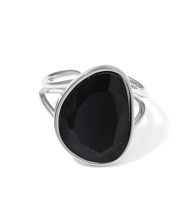 Anillo plateado con piedra en forma orgánica