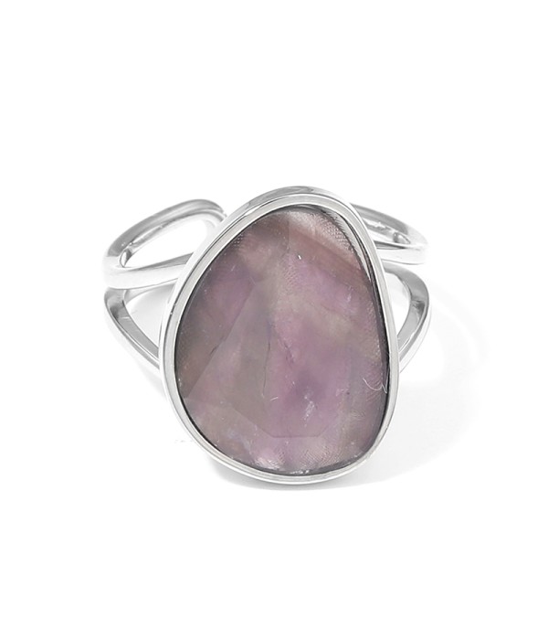 Anillo plateado con piedra en forma orgánica