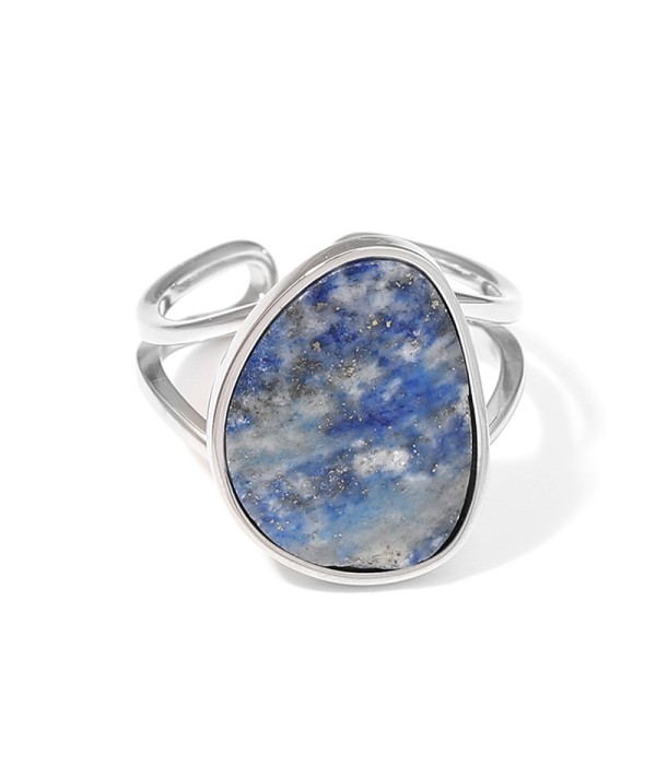 Anillo plateado con piedra en forma orgánica