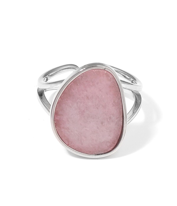 Anillo plateado con piedra en forma orgánica