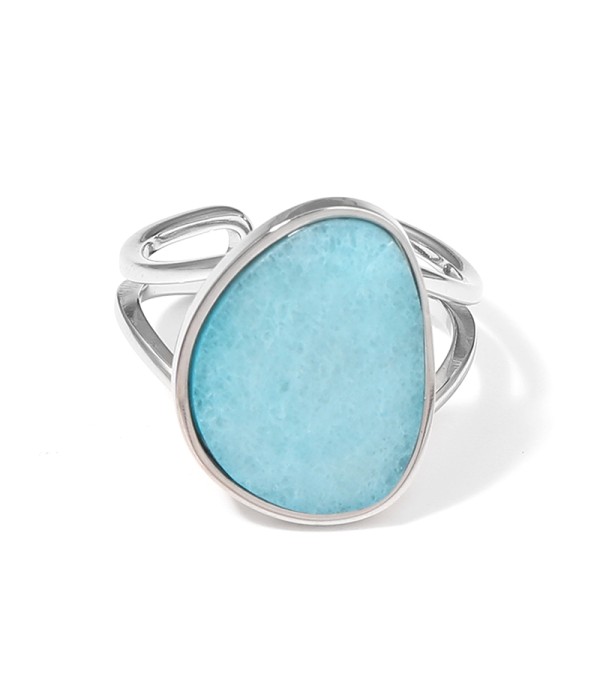 Anillo plateado con piedra en forma orgánica