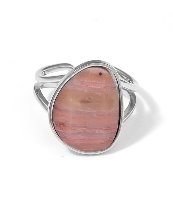 Anillo plateado con piedra en forma orgánica
