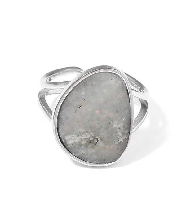Anillo plateado con piedra en forma orgánica