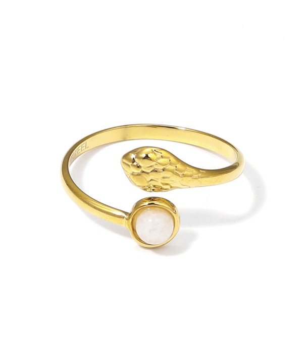 Anillo dorado con cabeza de serpiente y piedra