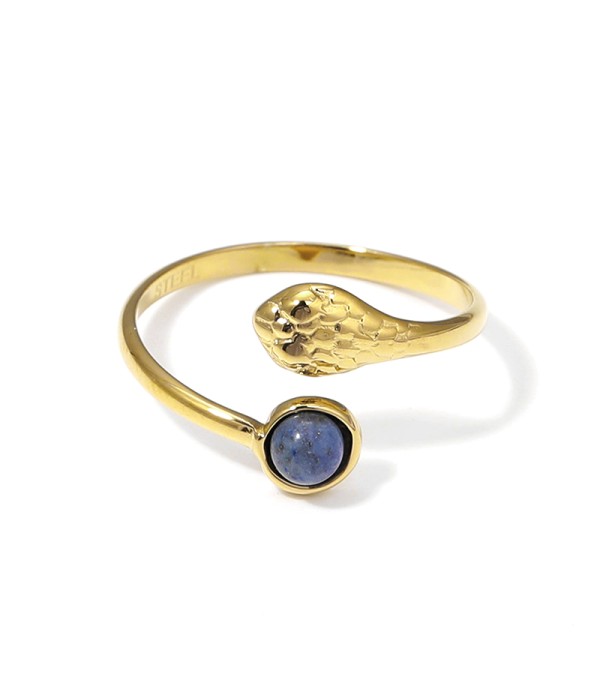Anillo dorado con cabeza de serpiente y piedra