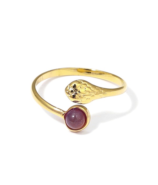Anillo dorado con cabeza de serpiente y piedra