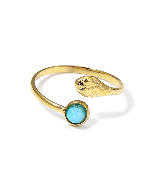 Anillo dorado con cabeza de serpiente y piedra