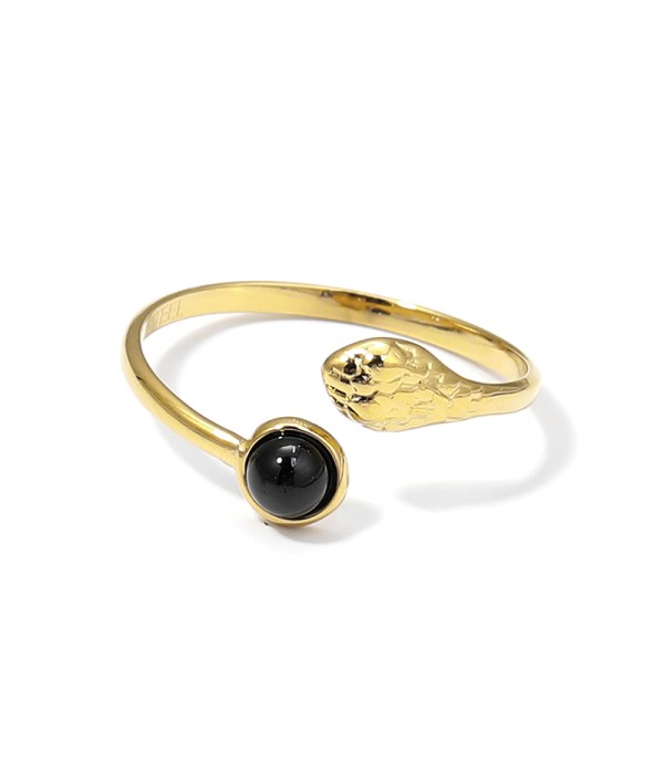 Anillo dorado con cabeza de serpiente y piedra