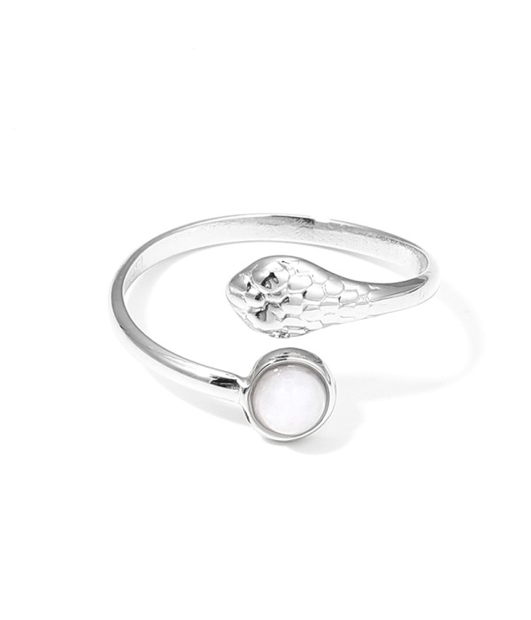 Anillo plateado con cabeza de serpiente y piedra