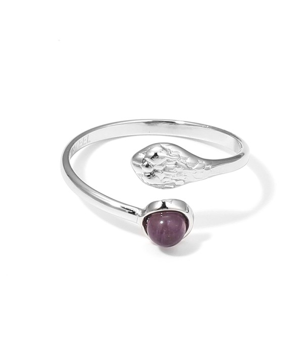 Anillo plateado con cabeza de serpiente y piedra