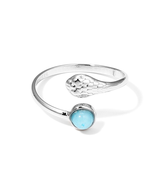 Anillo plateado con cabeza de serpiente y piedra