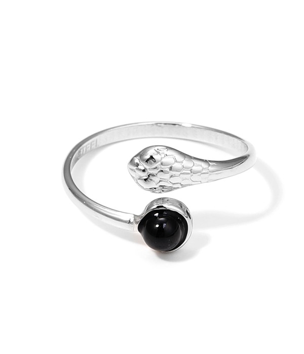 Anillo plateado con cabeza de serpiente y piedra