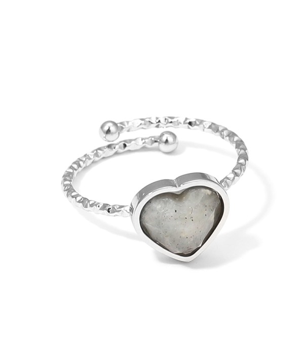 Anillo plateado ajustable con corazón de piedra