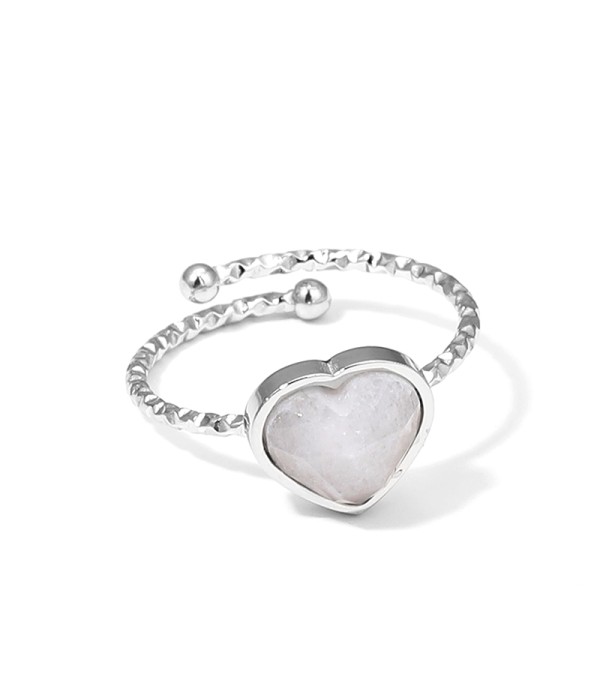 Anillo plateado ajustable con corazón de piedra