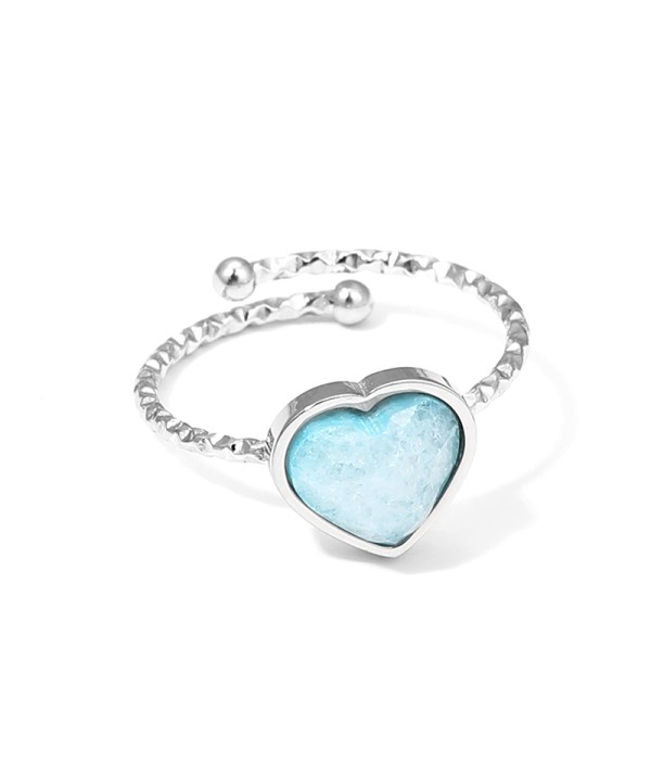 Anillo plateado ajustable con corazón de piedra