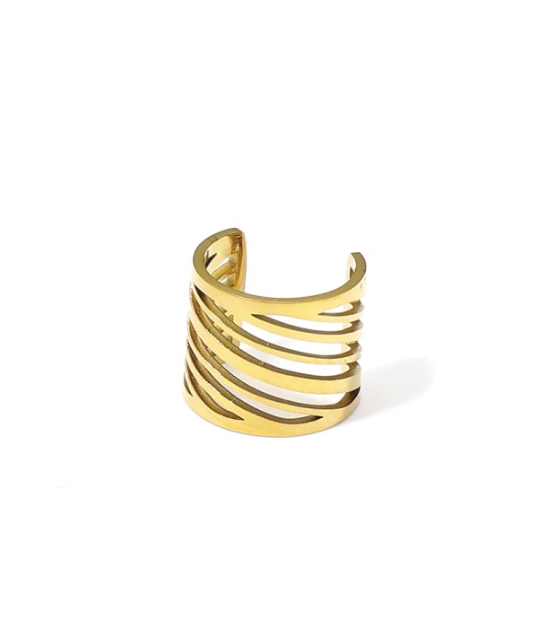 Clip de oreja dorado con diseño calado en espiral