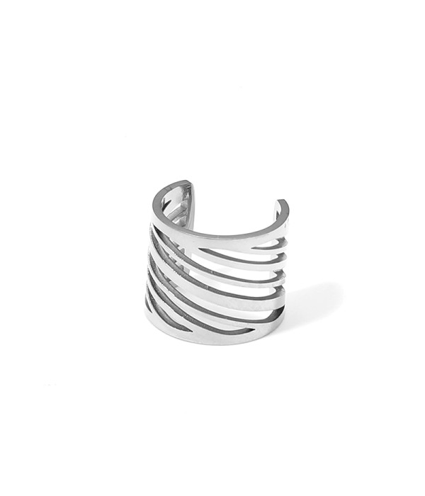 Clip de oreja plateado con diseño calado en espiral