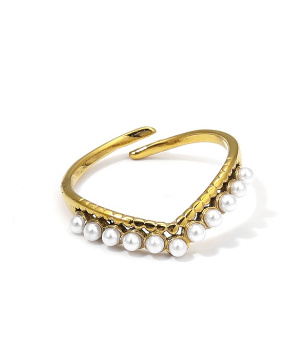 Anillo abierto con perlas y textura escamada