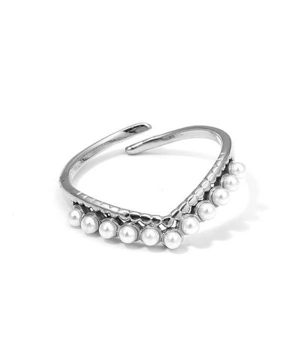 Anillo abierto con perlas y textura escamada