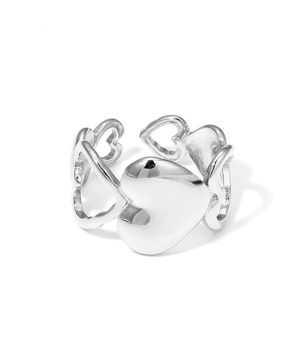 Anillo abierto con corazones calados y sólidos