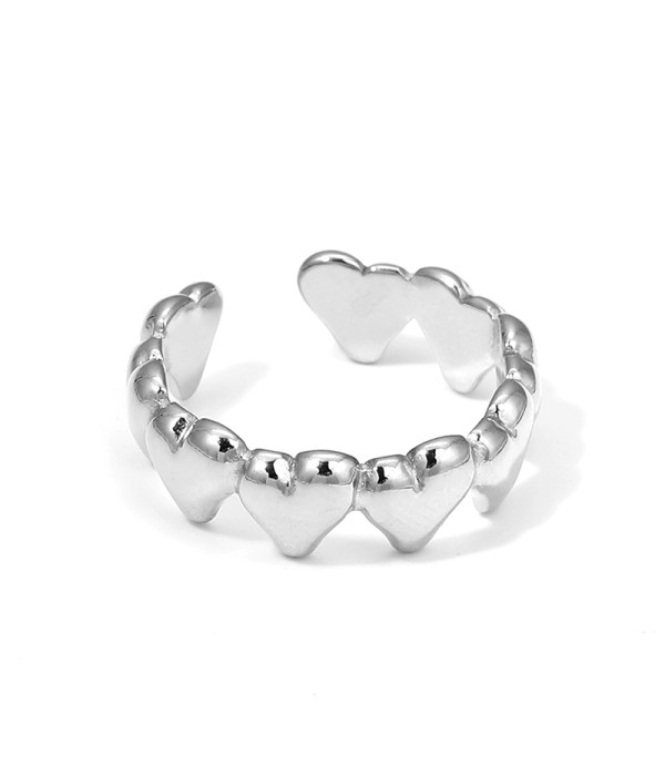 Anillo abierto plateado con corazones en relieve