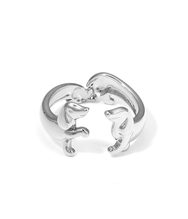 Anillo abierto plateado con perros salchicha enfrentados