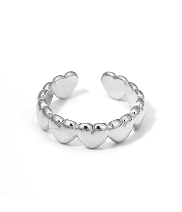 Anillo abierto plateado con diseño de corazones