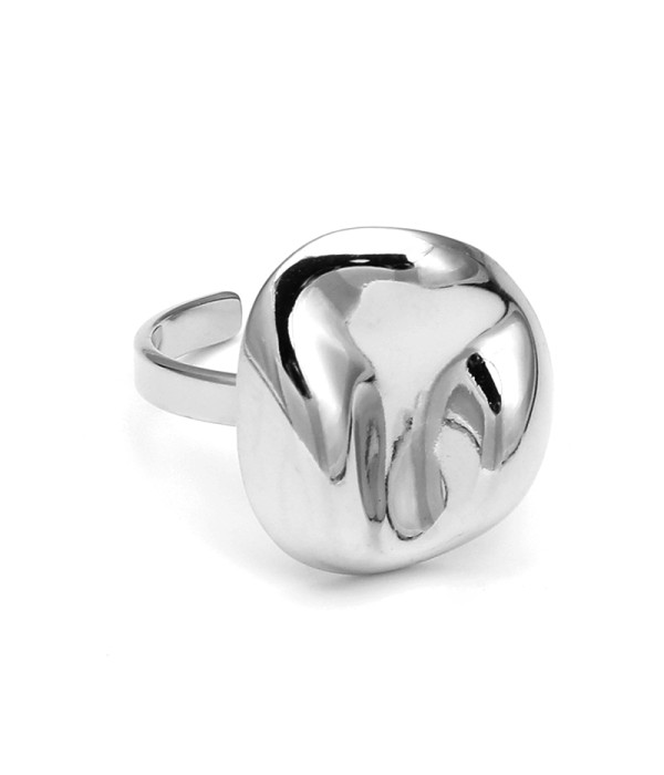 Anillo abierto plateado con diseño abstracto orgánico