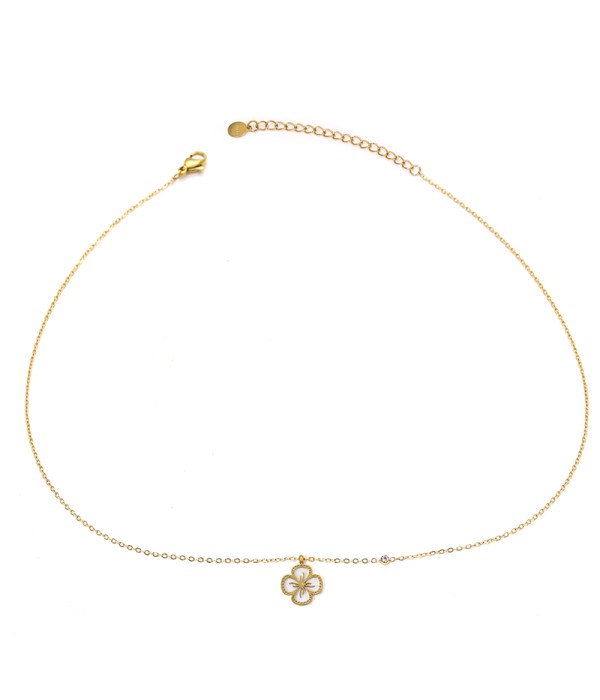 Collar dorado con colgante de trébol con base nácar