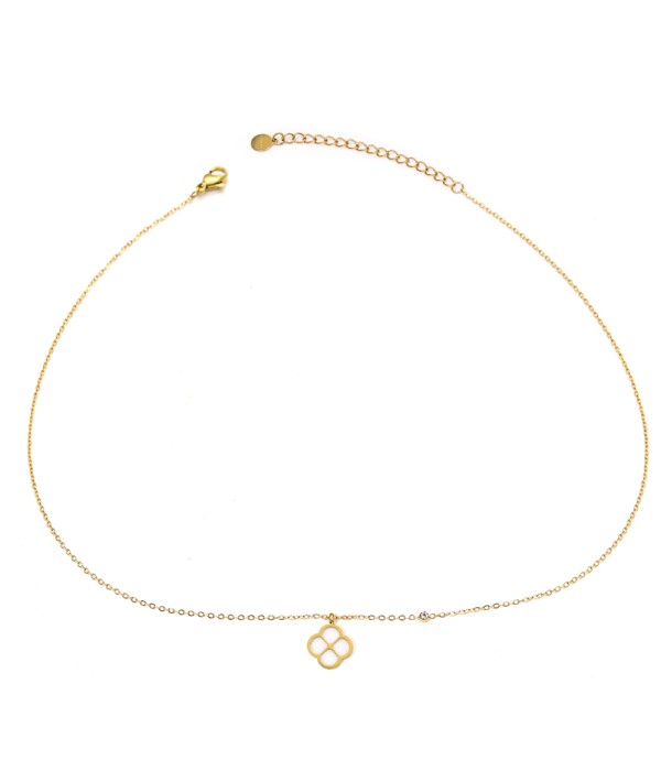 Collar dorado con colgante de trébol de cuatro hojas con base nácar