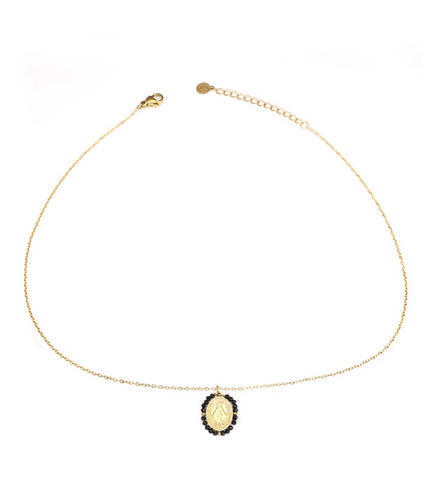 Collar dorado con medalla religiosa y cuentas