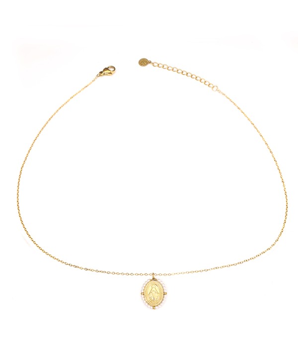 Collar dorado con medalla religiosa y cuentas