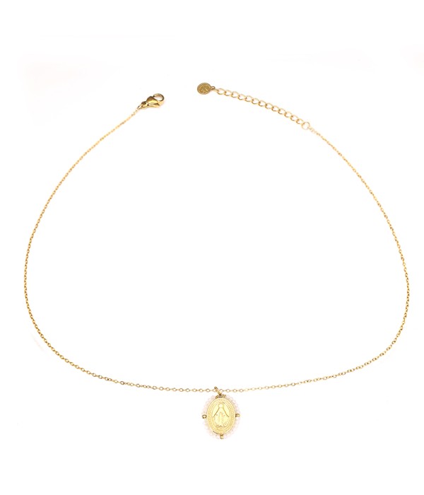 Collar dorado con medalla religiosa y cuentas