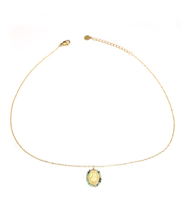 Collar dorado con medalla religiosa y cuentas