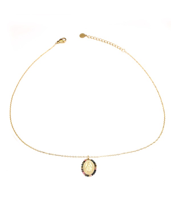 Collar dorado con medalla religiosa y cuentas