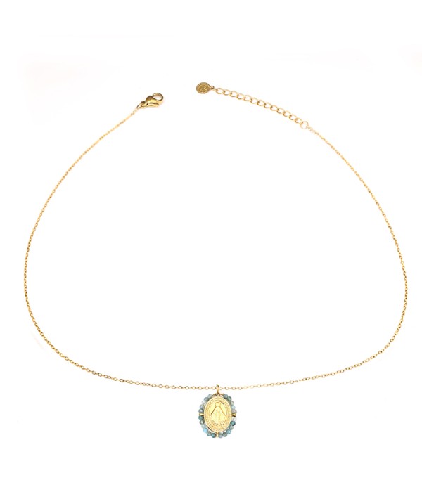 Collar dorado con medalla religiosa y cuentas