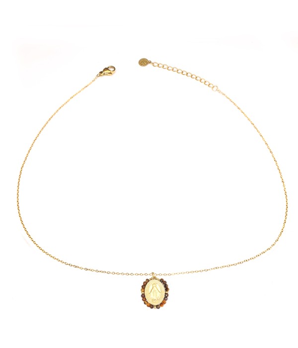 Collar dorado con medalla religiosa y cuentas