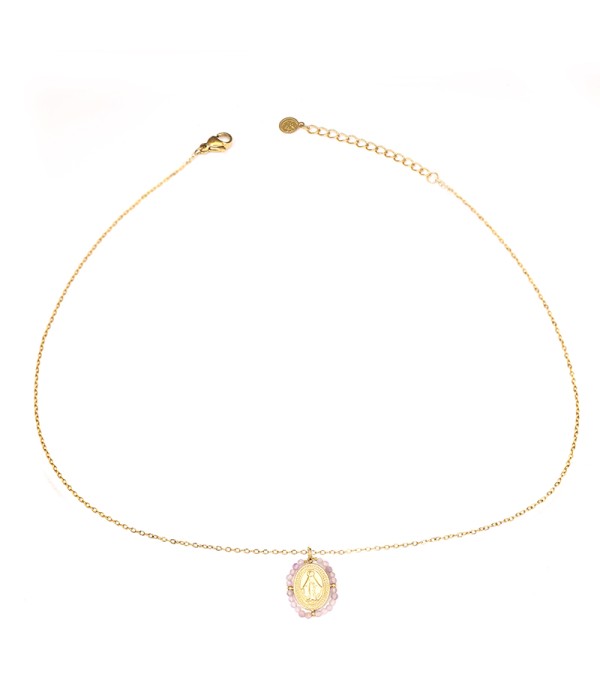 Collar dorado con medalla religiosa y cuentas