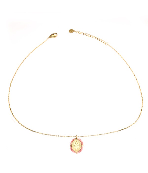 Collar dorado con medalla religiosa y cuentas