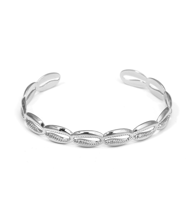 Pulsera rígida plateada con eslabones de concha cauri